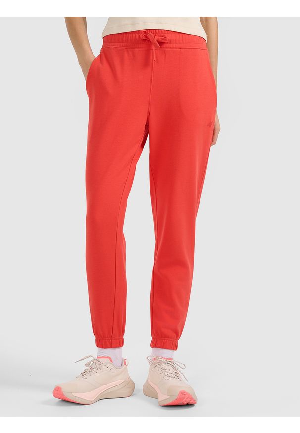 4f - 4F Spodnie dresowe joggery damskie - czerwone M. Kolor: czerwony. Materiał: dresówka. Wzór: gładki, ze splotem