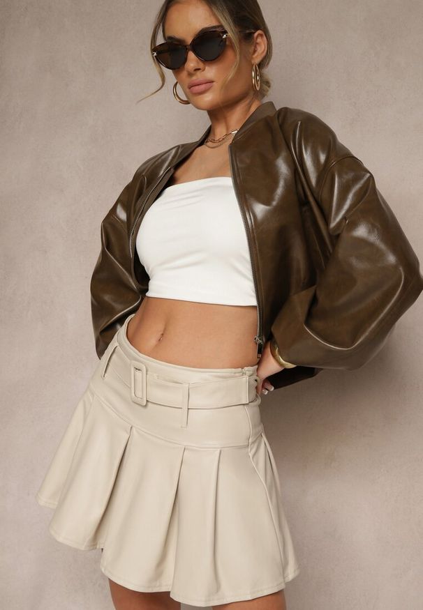 Renee - Jasnobeżowa Ocieplana Rozkloszowana Spódnica High Waist o Plisowanym Kroju z Ekoskóry z Paskiem Asitha. Stan: podwyższony. Kolor: beżowy. Materiał: dzianina. Styl: elegancki, klasyczny, retro