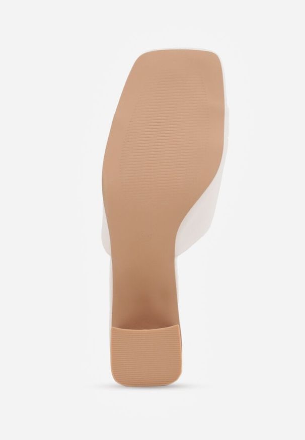 Renee - Białe Eleganckie Klapki na Słupku z Otwartym Noskiem Kwadratowym Hippeis. Okazja: na co dzień. Nosek buta: otwarty. Kolor: biały. Materiał: jeans. Obcas: na słupku. Styl: elegancki. Wysokość obcasa: średni