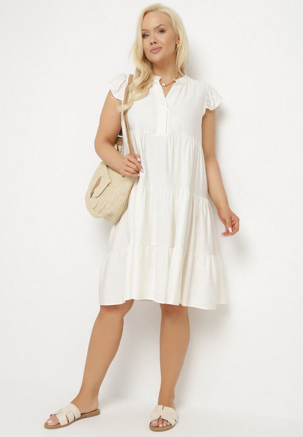 Born2be - Jasnobeżowa Sukienka o Rozkloszowanym Kroju z Dekoltem w Serek Meverina. Okazja: na co dzień. Typ kołnierza: dekolt w serek. Kolor: beżowy. Długość rękawa: krótki rękaw. Wzór: aplikacja. Typ sukienki: rozkloszowane, proste. Styl: casual, elegancki