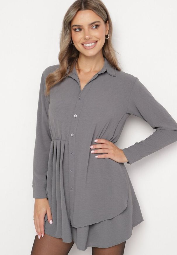Born2be - Szara Asymetryczna Sukienka o Koszulowym Kroju z Gumką w Talii Elodina. Kolor: szary. Długość rękawa: długi rękaw. Typ sukienki: koszulowe, asymetryczne. Styl: elegancki, sportowy