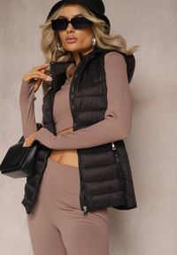 Renee - Czarna Kamizelka Pikowana z Kapturem Dominica. Typ kołnierza: kaptur. Kolor: czarny. Materiał: dzianina. Styl: sportowy, klasyczny