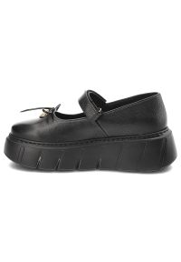 Czarne Półbuty Karino Eleganckie Obuwie Damskie. Okazja: na co dzień. Zapięcie: pasek. Kolor: czarny. Materiał: skóra, jeans. Wzór: grochy. Styl: elegancki