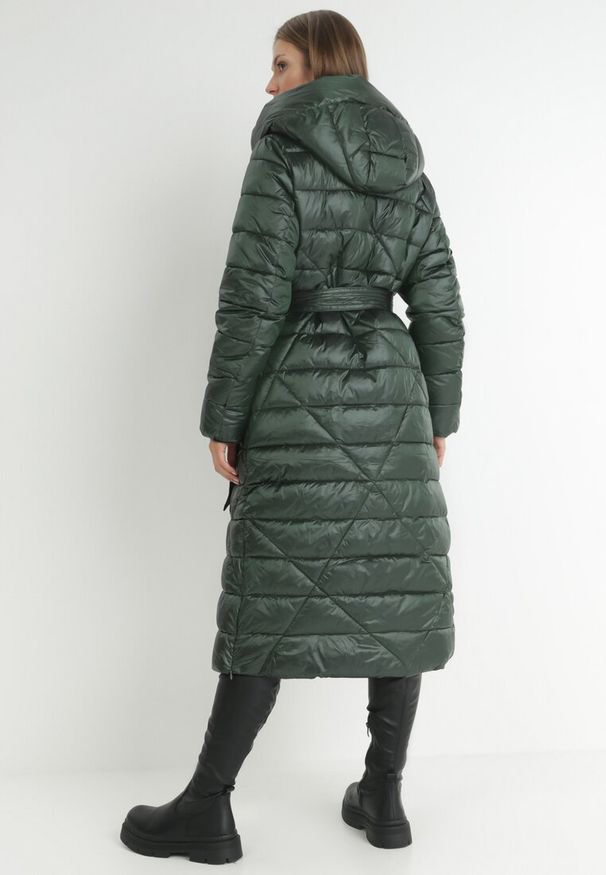 Born2be - Ciemnozielona Kurtka za Kolano z Wiązanym Paskiem i Kapturem Chlyrie. Kolor: zielony. Materiał: materiał. Długość: długie. Sezon: jesień, zima