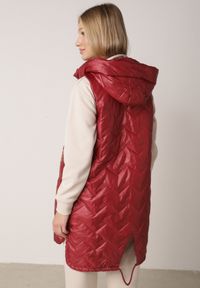 Born2be - Czerwona Przejściowa Kamizelka Pikowana o Długim Kroju z Kapturem i Naszywką Harmaste. Okazja: na co dzień. Typ kołnierza: kaptur. Kolor: czerwony. Materiał: jeans. Długość: długie. Wzór: aplikacja. Styl: casual #3