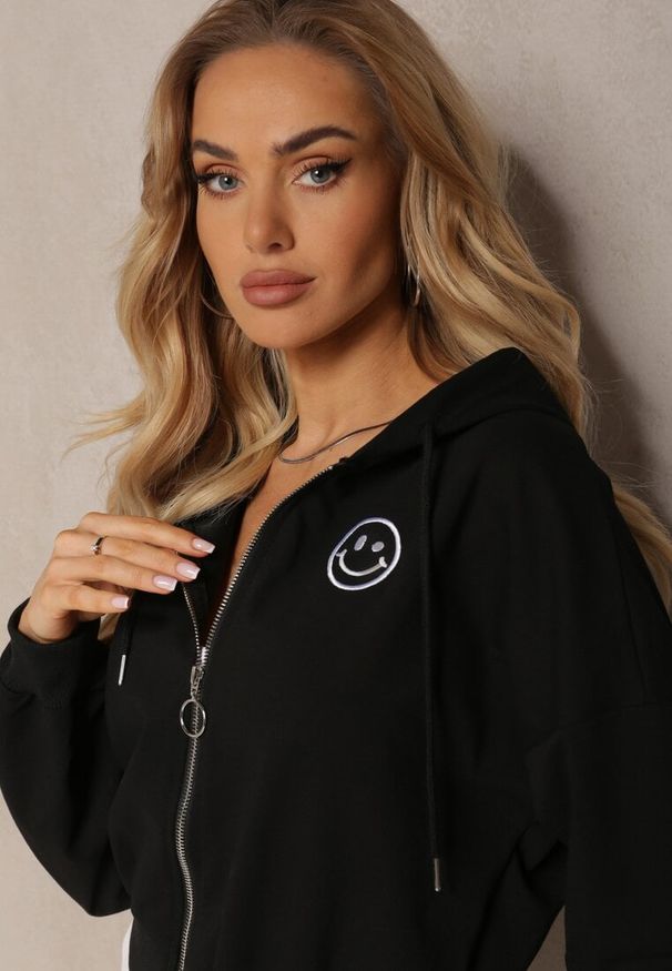 Renee - Czarna Bluza Rozpinana z Wyszytą Emotką i Kapturem Cornoria. Okazja: na co dzień. Kolor: czarny. Materiał: dzianina, jeans. Styl: casual