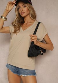Renee - Beżowy Bawełniany T-shirt z Dekoltem w Serek Lireave. Okazja: na co dzień. Typ kołnierza: dekolt w serek. Kolor: beżowy. Materiał: bawełna. Styl: casual #3