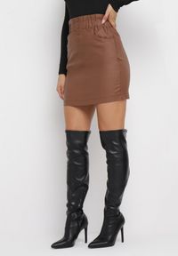 Born2be - Brązowa Spódnica Mini z Marszczoną Talią z Imitacji Skóry Valma. Okazja: na co dzień. Kolor: brązowy. Materiał: skóra. Styl: casual, elegancki #3