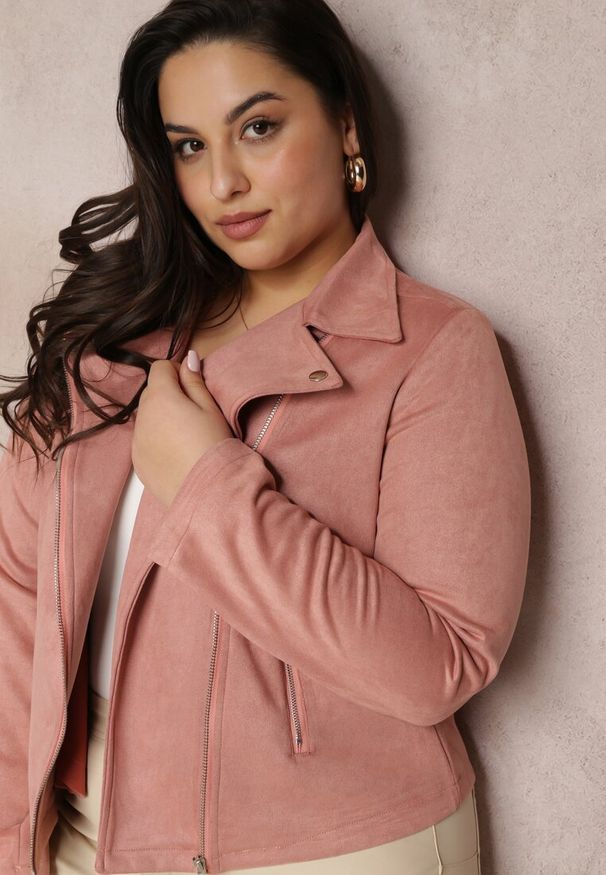 Renee - Ciemnoróżowa Asymetryczna Kurtka Ramoneska z Imitacji Zamszu Kmiya. Kolekcja: plus size. Kolor: różowy. Materiał: zamsz