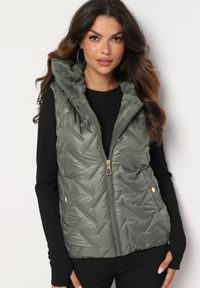 Born2be - Ciemnozielona Pikowana Kamizelka ze Sztucznym Futerkiem na Suwak Timitha. Okazja: na co dzień. Kolor: zielony. Materiał: futro. Wzór: aplikacja. Sezon: jesień. Styl: casual, sportowy, klasyczny #7
