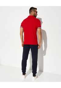 MONCLER - Czerwony t-shirt polo. Typ kołnierza: polo. Kolor: czerwony. Materiał: bawełna. Wzór: aplikacja. Styl: klasyczny #3