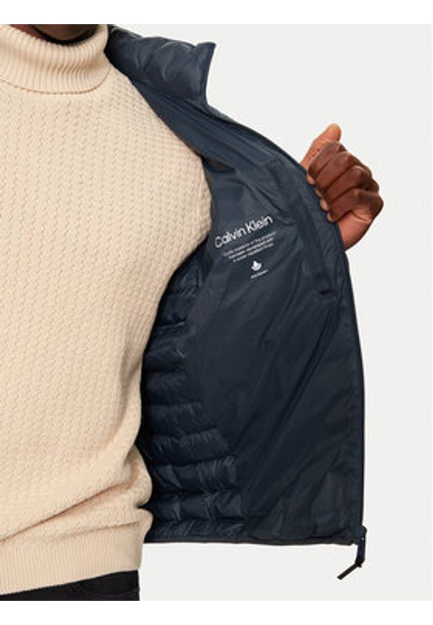 Calvin Klein Kurtka zimowa K10K113474 Niebieski Regular Fit. Kolor: niebieski. Materiał: syntetyk. Sezon: zima