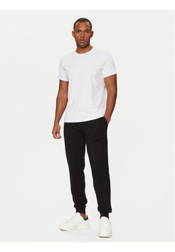 Guess Spodnie dresowe Z2YB22 KAIJ1 Czarny Regular Fit. Kolor: czarny. Materiał: bawełna