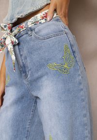 Renee - Jasnoniebieskie Bawełniane Jeansy High Waist o Szerokim Kroju z Paskiem i Haftami Kelisaria. Stan: podwyższony. Kolor: niebieski. Wzór: haft