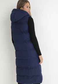 Born2be - Granatowa Kamizelka Długa z Kapturem Pikowana Ardrae. Typ kołnierza: kaptur. Kolor: niebieski. Materiał: materiał. Długość rękawa: bez rękawów. Długość: długie. Sezon: wiosna, jesień. Styl: klasyczny #5