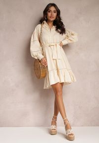 Renee - Beżowa Koszulowa Sukienka z Perłowymi Guzikami i Koronkowymi Wstawkami Shyanne. Kolor: beżowy. Materiał: koronka. Typ sukienki: koszulowe. Styl: vintage. Długość: midi #3