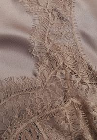 Born2be - Beżowa Spódnica z Satyny z Koronką i Rozcięciem na Nogę Doritana. Okazja: na co dzień, na spotkanie biznesowe. Kolor: beżowy. Materiał: satyna, koronka. Wzór: koronka. Styl: casual, biznesowy, elegancki #6