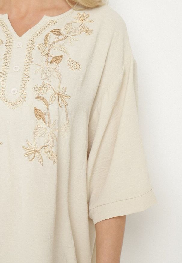 Born2be - Jasnobeżowa Sukienka Pudełkowa z Guzikami i Ozdobnymi Haftami Jenivanea. Okazja: na co dzień. Typ kołnierza: dekolt w serek. Kolor: beżowy. Materiał: skóra. Długość rękawa: długi rękaw. Wzór: haft. Styl: elegancki, casual