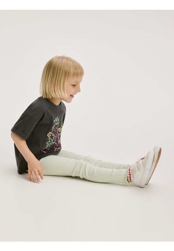 Reserved - Prążkowane legginsy z naszywką - jasnozielony. Kolor: zielony. Materiał: prążkowany. Wzór: aplikacja