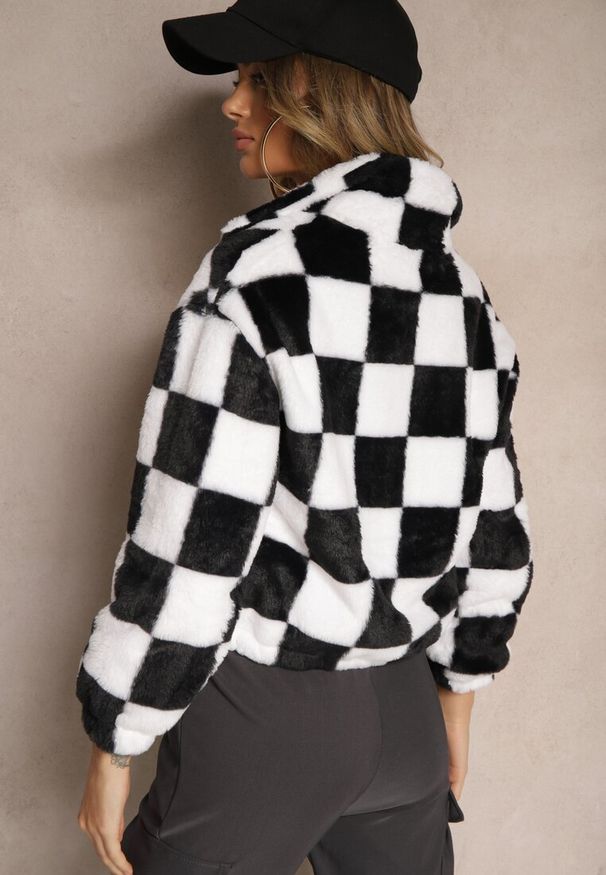 Renee - Czarno-Biała Kurtka z Futerka Zasuwana z Kołnierzykiem w Kratkę Vitista. Okazja: na co dzień. Kolor: czarny. Materiał: futro. Długość rękawa: długi rękaw. Długość: krótkie. Wzór: kratka. Styl: elegancki, casual, klasyczny