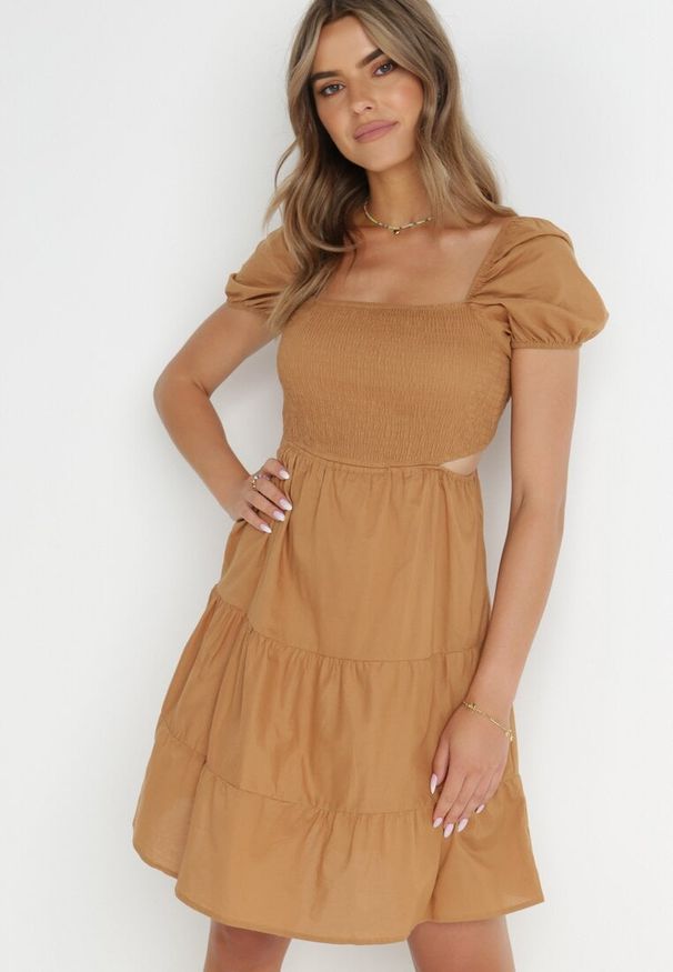 Born2be - Brązowa Sukienka Bawełniana Liloono. Typ kołnierza: kołnierz z falbankami. Kolor: brązowy. Materiał: bawełna. Wzór: aplikacja. Długość: mini