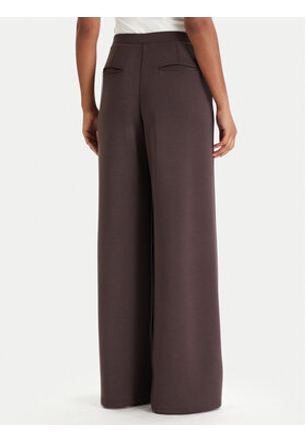 Guess Spodnie dresowe V4YB07 KCAY2 Brązowy Relaxed Fit. Kolor: brązowy. Materiał: syntetyk