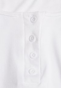 Renee - Biały Top z Bawełny Ozdobiony Guzikami przy Dekolcie Nediva. Okazja: na co dzień. Kolor: biały. Materiał: bawełna. Wzór: aplikacja. Styl: casual #4