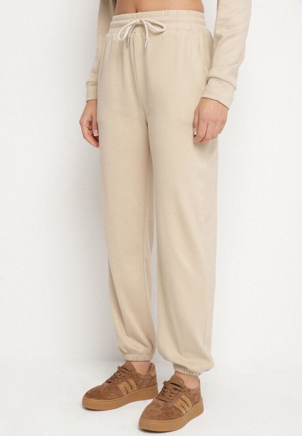 Born2be - Beżowy Komplet Dresowy Bluza z Kapturem i Kangurową Kieszenią i Spodnie Liriela. Kolor: beżowy. Materiał: dresówka