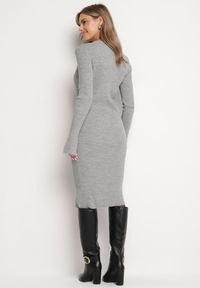Born2be - Szara Dopasowana Sukienka z Prążkowanego Materiału Ozdobiona Guzikami Stintea. Okazja: na co dzień. Kolor: szary. Materiał: materiał, prążkowany. Wzór: aplikacja. Typ sukienki: proste, sportowe. Styl: sportowy, klasyczny, casual #3