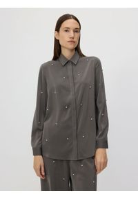 Reserved - Gładka koszula z aplikacjami - ciemnoszary. Kolor: szary. Materiał: tkanina. Wzór: aplikacja, gładki #1