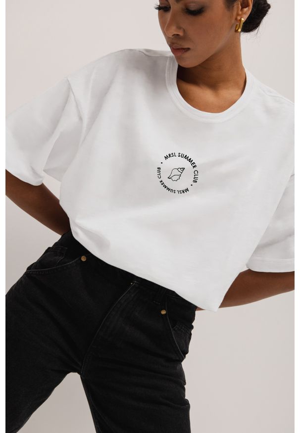 Marsala - T-shirt typu oversize z HAFTEM w kolorze CLASSIC WHITE - EAZY SUMMER-S/M. Kolor: biały. Materiał: elastan, bawełna. Wzór: haft. Styl: klasyczny, elegancki