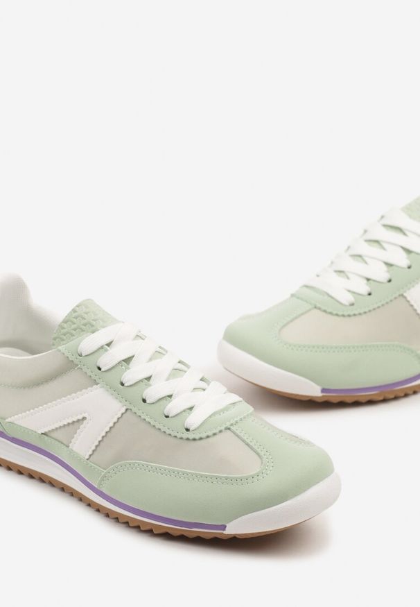 Renee - Jasnozielone Sneakersy Ozdobione Geometrycznym Motywem Clevandra. Okazja: na co dzień. Kolor: zielony. Materiał: jeans. Szerokość cholewki: normalna. Wzór: aplikacja, geometria