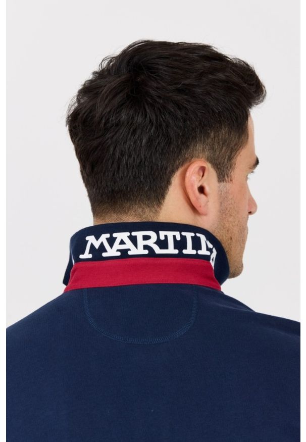 La Martina - LA MARTINA Granatowa męska bluza ze stójką. Okazja: na co dzień. Typ kołnierza: kołnierzyk stójkowy. Kolor: niebieski. Materiał: bawełna. Styl: casual