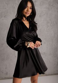Renee - Czarna Bawełniana Sukienka VICES z Satyny z Kopertowym Dekoltem Cunelia. Okazja: na co dzień. Typ kołnierza: dekolt kopertowy. Kolor: czarny. Materiał: satyna, bawełna. Długość rękawa: długi rękaw. Typ sukienki: kopertowe. Styl: casual, elegancki #4