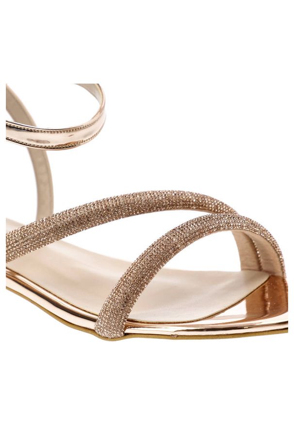 Różowe Sandały Bayla Eleganckie Płaskie Buty. Okazja: na ślub cywilny, na wesele, na imprezę, na spacer. Zapięcie: pasek. Kolor: różowy. Wzór: aplikacja, paski. Materiał: lakier, skóra ekologiczna. Sezon: lato. Obcas: na obcasie. Styl: elegancki. Wysokość obcasa: niski