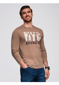 Ombre Clothing - Męski longsleeve z miejskim nadrukiem – jasnobrązowy V1 - Rozmiar: L. Kolor: brązowy. Materiał: jeans, dzianina, jersey, bawełna. Długość rękawa: długi rękaw. Wzór: nadruk