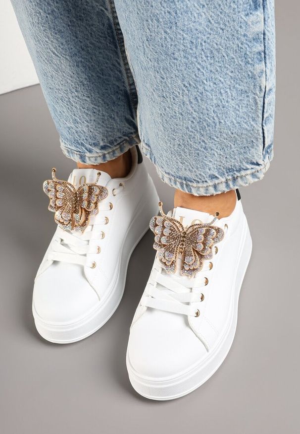 Born2be - Biało-Czarne Sneakersy na Platformie z Odpinaną Aplikacją w Kształcie Motyla Ravlimi. Okazja: na co dzień. Kolor: biały. Materiał: jeans. Szerokość cholewki: normalna. Wzór: aplikacja. Obcas: na platformie