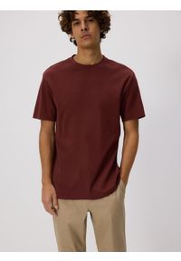 Reserved - Strukturalny t-shirt comfort fit - bordowy. Kolor: czerwony. Materiał: bawełna, dzianina