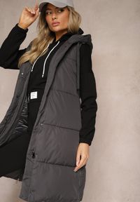 Renee - Ciemnoszara Kamizelka Pikowana Wykończona Kapturem i Sznurkami Quinaria. Okazja: na co dzień. Kolor: szary. Materiał: jeans. Styl: sportowy, elegancki, casual #5