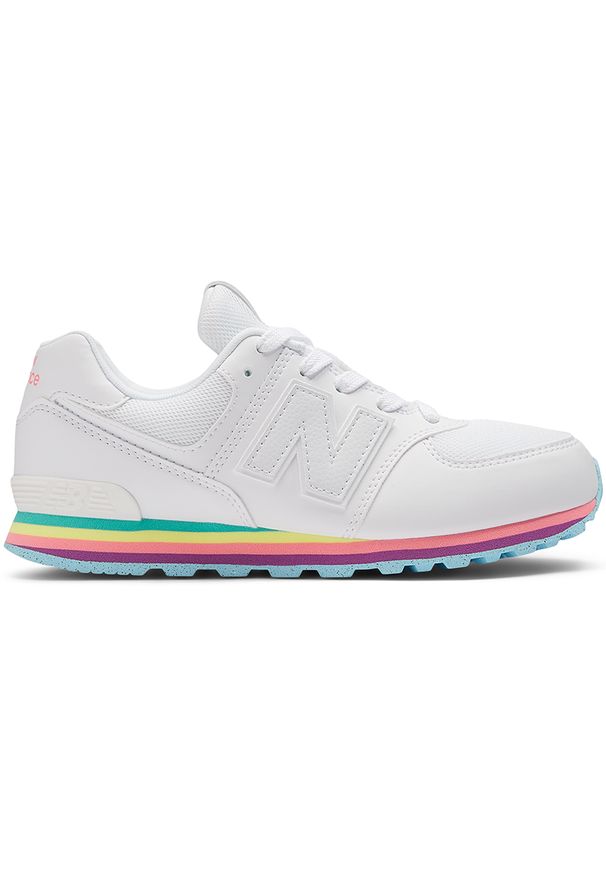 Buty dziecięce New Balance GC574KIJ – białe. Okazja: na uczelnię, na co dzień. Kolor: biały. Materiał: materiał, syntetyk. Szerokość cholewki: normalna. Model: New Balance 574. Sport: turystyka piesza