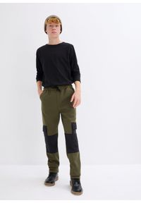 bonprix - Spodnie bojówki z softshellu, z regulacją w pasie. Kolor: zielony. Materiał: softshell #2
