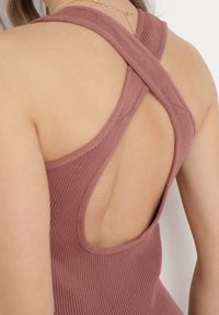 Born2be - Bordowa Mini Sukienka Prążkowana z Krzyżującymi się Ramiączkami na Plecach Banova. Kolor: czerwony. Materiał: prążkowany. Długość rękawa: na ramiączkach. Sezon: lato. Długość: mini #6