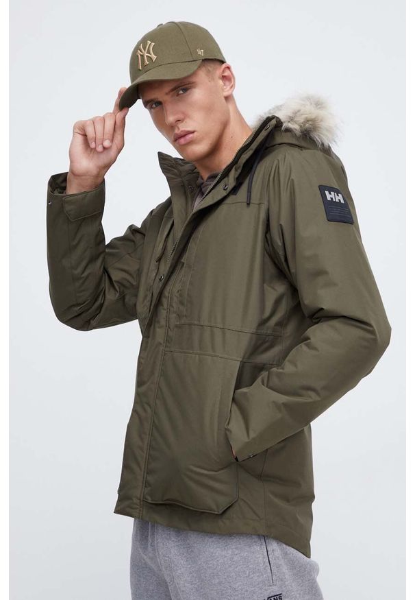 Helly Hansen kurtka COASTAL 3.0 PARKA męska kolor zielony zimowa 53995. Kolor: zielony. Materiał: futro, puch, materiał, włókno. Długość: długie. Sezon: zima