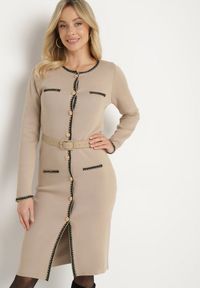 Born2be - Beżowa Dzianinowa Sukienka z Wiskozą Zdobiona Metalicznymi Wstawkami i Paskiem Caledi. Okazja: na co dzień. Kolor: beżowy. Materiał: wiskoza, dzianina. Długość rękawa: długi rękaw. Wzór: aplikacja. Styl: klasyczny, casual, elegancki #1