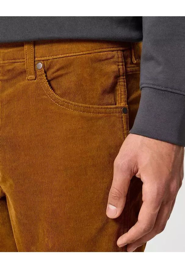 Wrangler - WRANGLER MĘSKIE SPODNIE SZTRUKSOWE GREENSBORO MONKS ROBE 112358055 W15Q017442. Materiał: sztruks