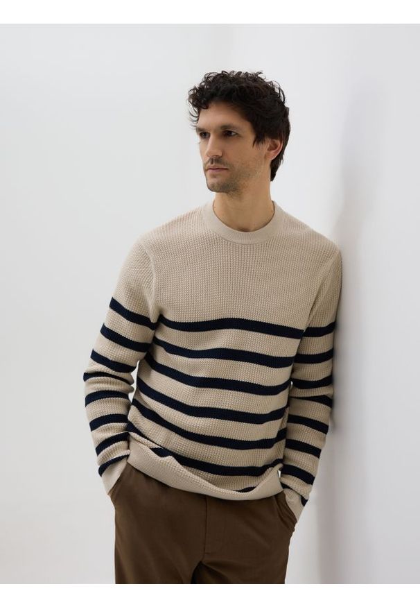 Reserved - Strukturalny sweter w paski - beżowy. Kolor: beżowy. Materiał: bawełna, dzianina. Wzór: paski
