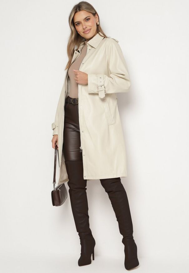 Born2be - Beżowy Płaszcz Typu Trencz z Regulowanym Paskiem i Wsuwanymi Kieszeniami Maivira. Okazja: na co dzień. Kolor: beżowy. Materiał: jeans. Długość rękawa: długi rękaw. Długość: długie. Styl: casual, elegancki, klasyczny