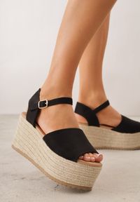 Born2be - Czarne Sandały na Koturnie z Plecionki z Zapięciem na Sprzączkę przy Kostce Honese. Zapięcie: sprzączka. Kolor: czarny. Sezon: lato. Obcas: na koturnie #8