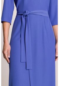 Stylove - Elegancka sukienka midi z dekoltem V i rozcięciem niebieska. Okazja: na spotkanie biznesowe. Typ kołnierza: dekolt w kształcie V, typu klepsydra. Kolekcja: dla wysokich. Kolor: różowy, niebieski. Wzór: gładki. Typ sukienki: kopertowe. Materiał: guma, satyna, tkanina, elastan. Styl: elegancki. Długość: midi #3