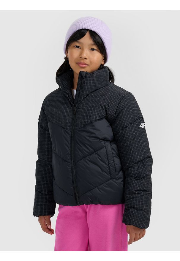 4f - 4F Kurtka puchowa z wypełnieniem syntetycznym dziewczęca - czarna 152 (11-12 lat). Okazja: na co dzień. Typ kołnierza: kołnierzyk stójkowy. Kolor: czarny. Materiał: puch, syntetyk. Wzór: gładki. Sezon: lato. Styl: casual